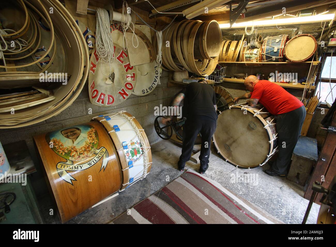James Hamilton mit seinem Sohn Glen arbeitet mit einer eigenen Trommelpresse mit einer neu gestalteten Lambeg Drum in seinem Workshop in seinem Carrickfergus-Workshop in County Antrim, Mittwoch, 10. Juli 2019. (Foto von Paul McErlane) Stockfoto