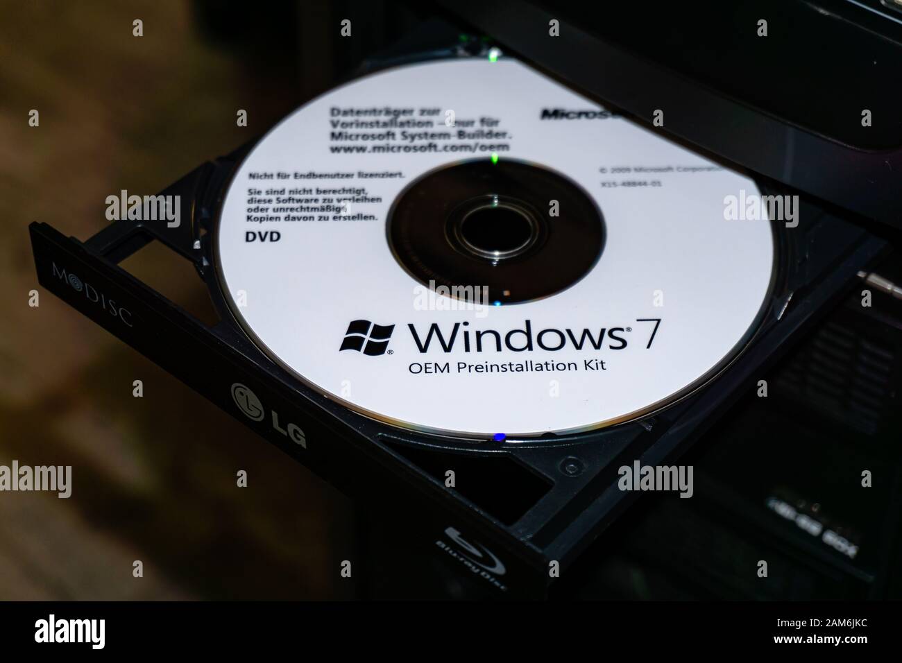 WILDFLECKEN, BAYERN, DEUTSCHLAND - 11. JANUAR 2020 Eine Original Microsoft Windows 7 DVD in einem DVD-Laufwerk Stockfoto