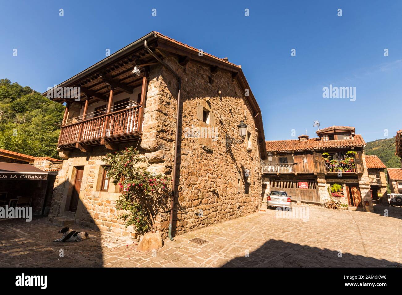 Barcena Bürgermeister, Spanien. Blick auf die Häuser dieser malerischen Stadt im Inneren Kantabriens Stockfoto