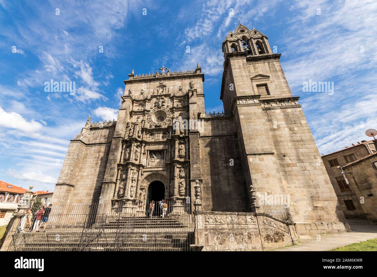 Pontevedra, Spanien. Weitwinkelansicht der Hauptfassade der Basilika Santa Maria la Mayor, Beispiel der isabellinischen Gotik Stockfoto