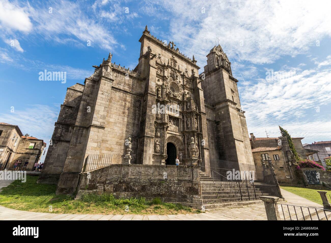 Pontevedra, Spanien. Weitwinkelansicht der Hauptfassade der Basilika Santa Maria la Mayor, Beispiel der isabellinischen Gotik Stockfoto