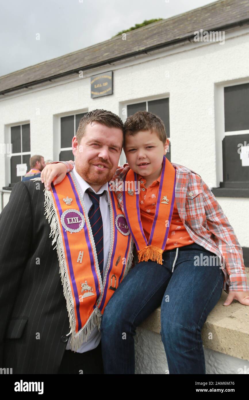 Davy Finlay mit seinem Sohn Alex (7) genießt die 12. Demonstration in Ballyronan am 12. Juli 2019. (Foto von Paul McErlane) Stockfoto