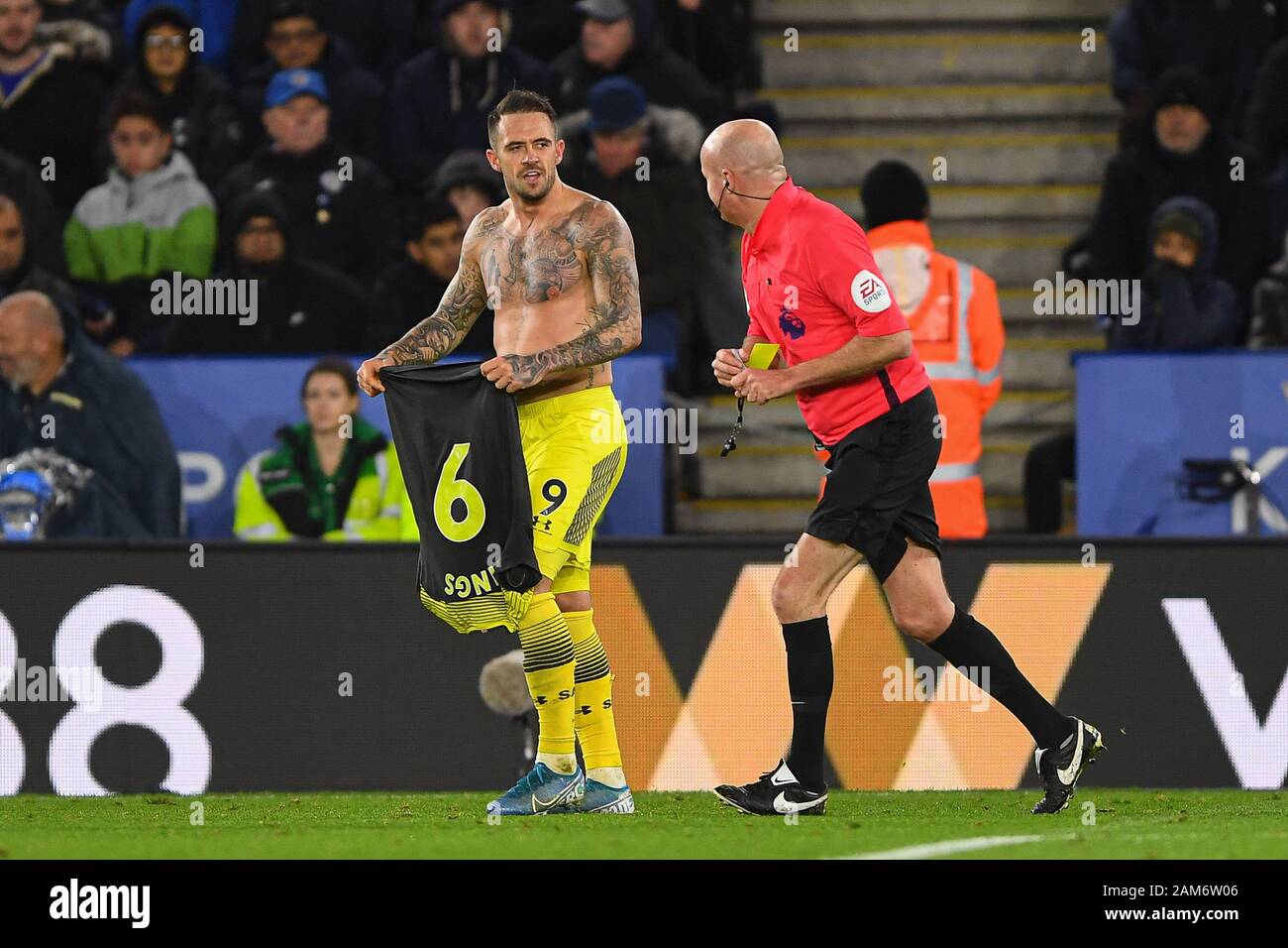 Leicester, Großbritannien. 11 Jan, 2020. Schiedsrichter Lee Mason Bücher Danny Ings (9) von Southampton nach Feiern ohne ein Hemd in der Premier League Match zwischen Leicester City und Southampton für die King Power Stadion, Leicester am Samstag, den 11. Januar 2020. (Credit: Jon Hobley | MI Nachrichten) das Fotografieren dürfen nur für Zeitung und/oder Zeitschrift redaktionelle Zwecke verwendet werden, eine Lizenz für die gewerbliche Nutzung Kreditkarte erforderlich: MI Nachrichten & Sport/Alamy leben Nachrichten Stockfoto