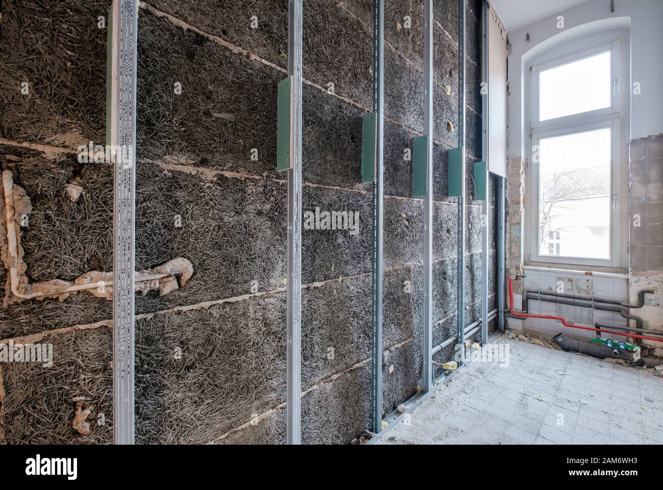 Trockenmauerrahmen im Bad vor der Renovierung - Hausverbesserung - Stockfoto