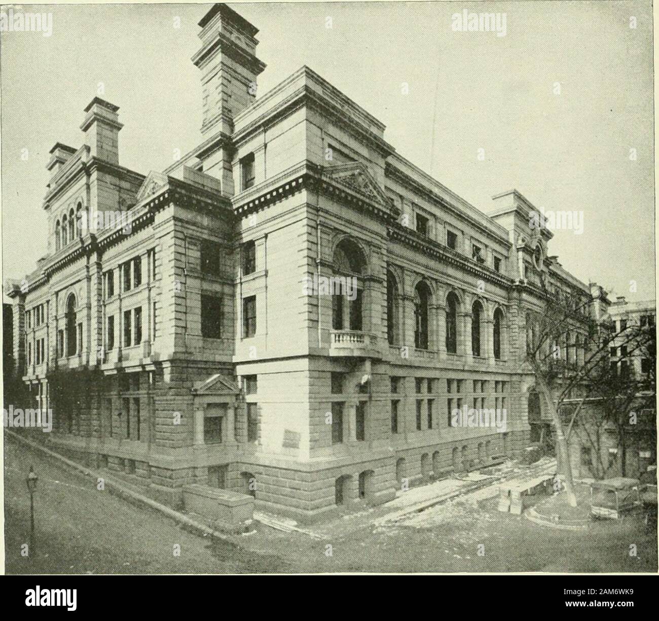 Boston von heute, einen Blick auf ihre Geschichte und ihre characteristicsWith Biographische Skizzen und Porträts von vielen seiner beruflichen und geschäftlichen Männer. 1 ES GEBÄUDE. 42 BOSTON VON ZU-TAG. Wurde von Andros aus dem Gebiet für seine Seiten von Pemberton sciuare begrenzt sind, ein Drittel der alten begraben - die älteste in der Stadt, die von Somerset Street und der Rückseite des Gebäudes, sind die Gräber von (Gouverneur John Winthrop, endet weit den Hang hinunter in den Norden, wo es grenzt an seinen Sohn und Enkel, (; overnor Shirley, Dame gegen einen Block von Wohnhäusern auf Somerset Andros, John Baumwolle Stockfoto