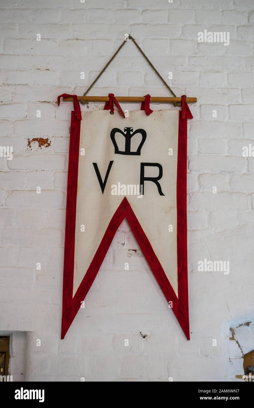 Eine alte Fahne mit V R und einer Krone, die Königin Victoria oder Victoria Regina darstellt Stockfoto