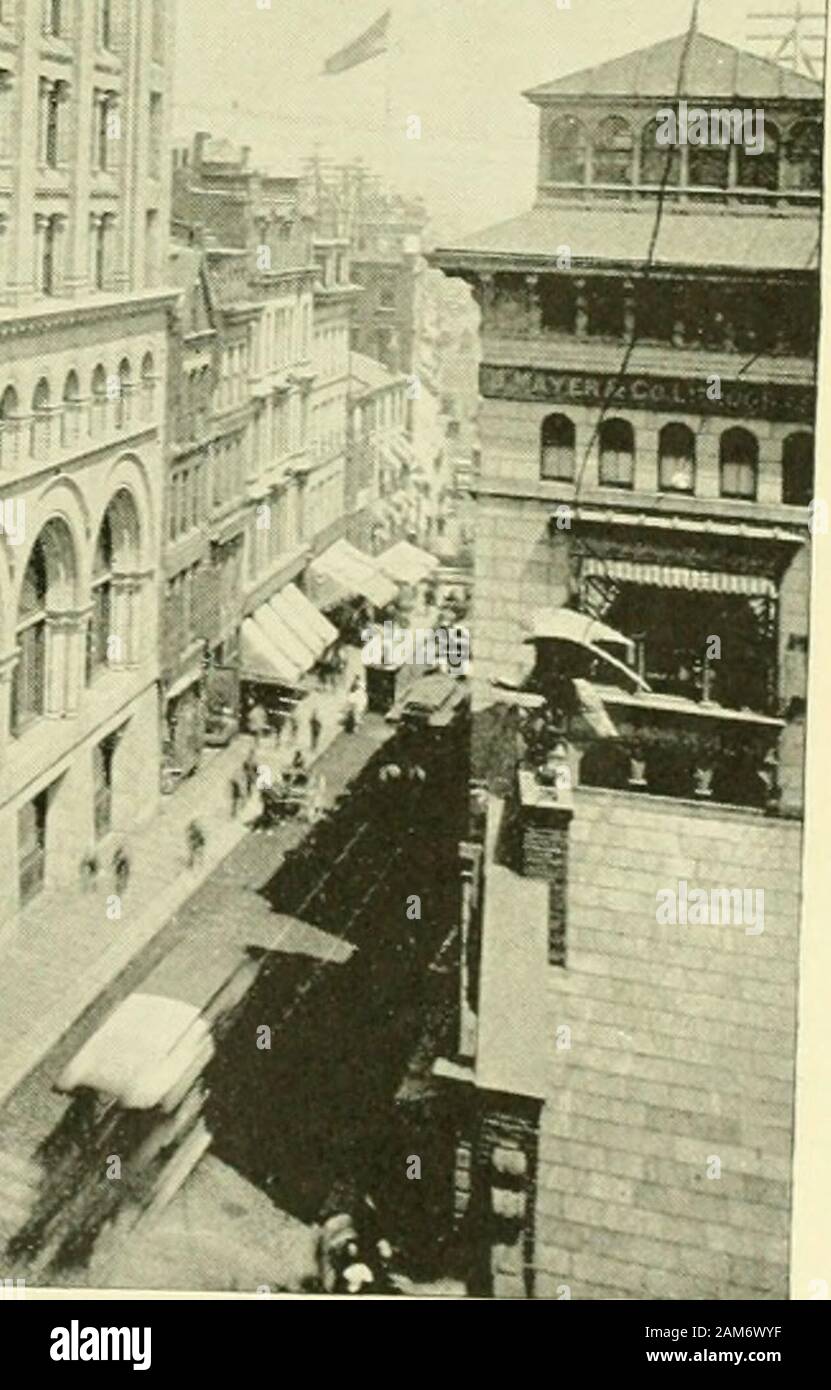 Boston von heute, einen Blick auf ihre Geschichte und ihre characteristicsWith Biographische Skizzen und Porträts von vielen seiner beruflichen und geschäftlichen Männer. 1 ES GEBÄUDE. 42 BOSTON VON ZU-TAG. Wurde von Andros aus dem Gebiet für seine Seiten von Pemberton sciuare begrenzt sind, ein Drittel der alten begraben - die älteste in der Stadt, die von Somerset Street und der Rückseite des Gebäudes, sind die Gräber von (Gouverneur John Winthrop, endet weit den Hang hinunter in den Norden, wo es grenzt an seinen Sohn und Enkel, (; overnor Shirley, Dame gegen einen Block von Wohnhäusern auf Somerset Andros, John Baumwolle Stockfoto
