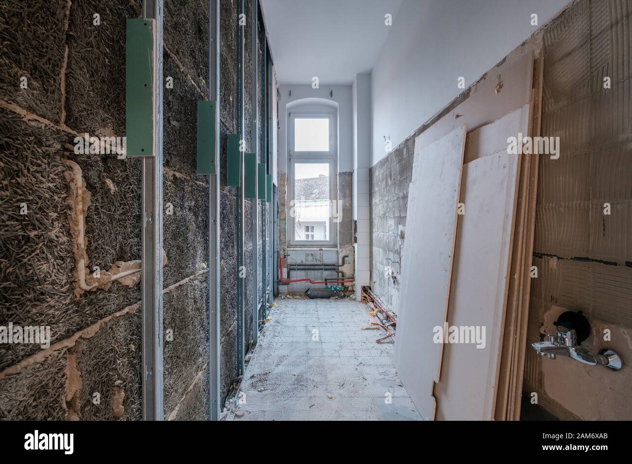 Trockenmauerrahmen im Bad vor der Renovierung - Hausverbesserung - Stockfoto