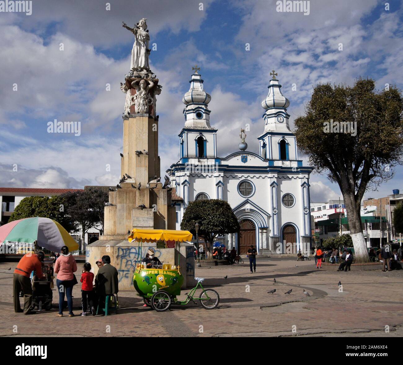 Denkmal, Iglesia San Felipe Neri und Lebensmittelhändler auf dem Stadtplatz in Ipiales, Kolumbien Stockfoto