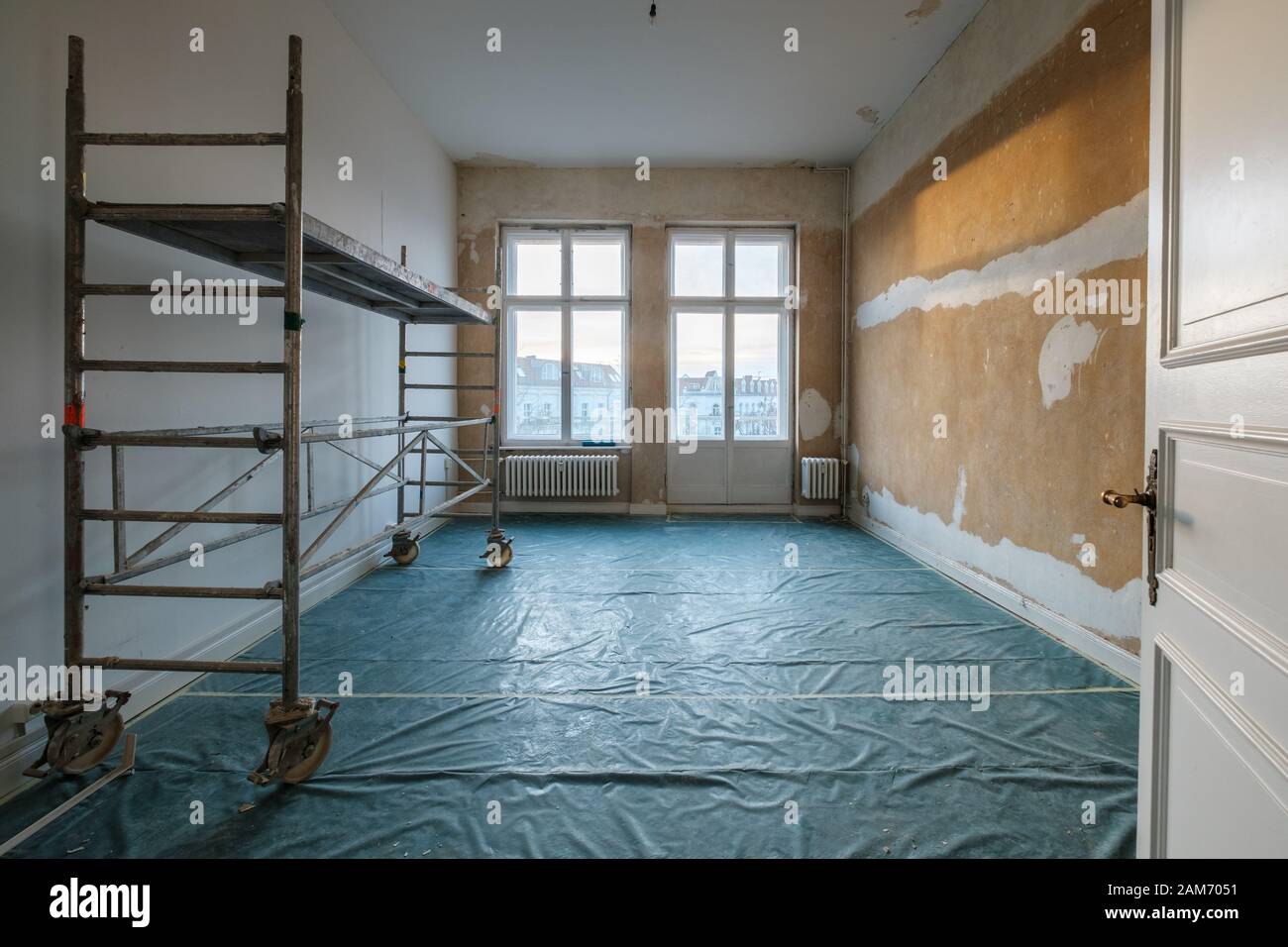 Leerer Raum bei Renovierung mit Gerüst - Hausaufstellung Stockfoto