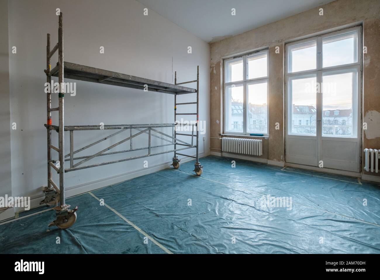 Leerer Raum bei Renovierung mit Gerüst - Hausaufstellung Stockfoto