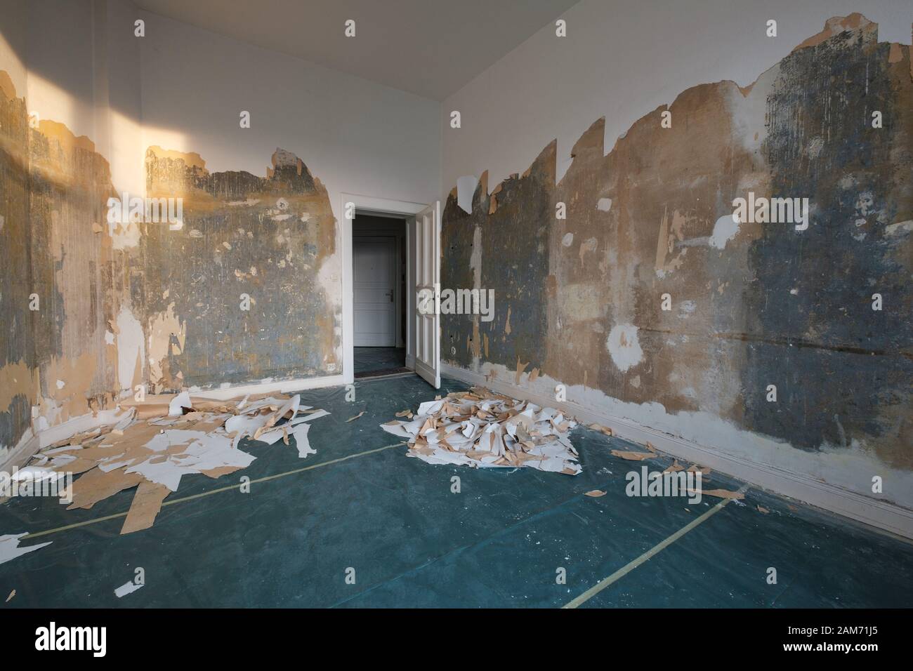 Leerer Raum bei Flachsanierung, Wohnung renovieren, Tapete entfernen - Stockfoto