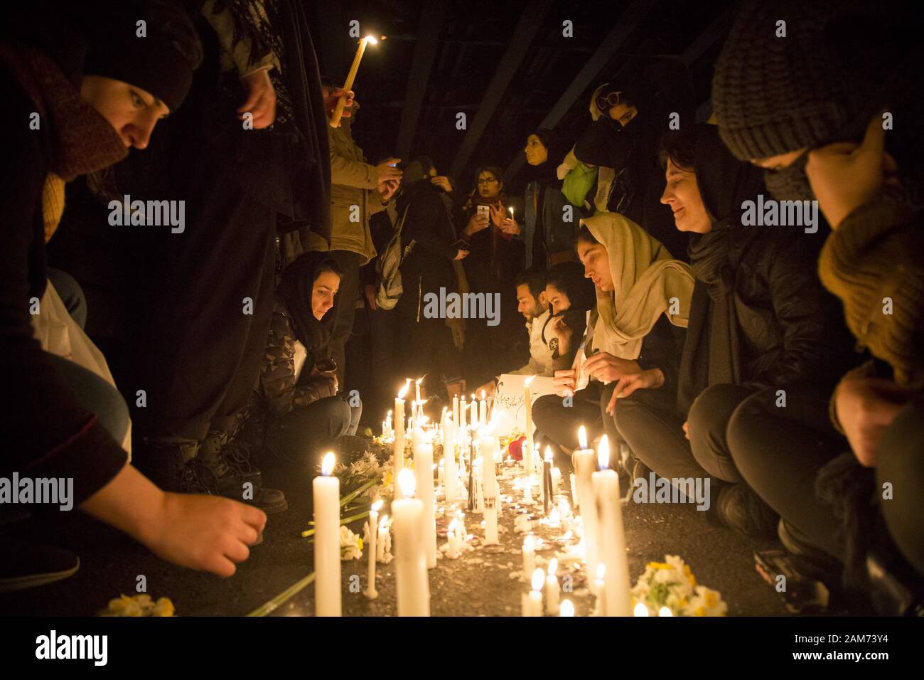 Teheran, Iran. 11 Jan, 2020. Iraner Kerzen für die Opfer der Ukraine International Airlines Boeing 737-800 während wie sie protestieren vor der Amir Kabir Universität in der Innenstadt von Teheran, Iran. Medien berichteten, dass Hunderte von Iranern Protest in Teheran in Solidarität mit den Opfern der Ukraine Ebene wie das iranische Militär eine Erklärung behauptet, Ukraine International Airlines Flug PS 752 wurde aufgrund menschlicher Fehler Schuss ausgeloest. Credit: rouzbeh Fouladi/ZUMA Draht/Alamy leben Nachrichten Stockfoto