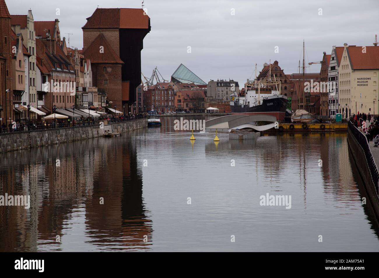 Moderne und traditionelle Architektur und mittelalterlichen Stadthäuser neben einem alten Kran aus dem 13. Jahrhundert, Motlawa am Ufer von Danzig-Polen Stockfoto