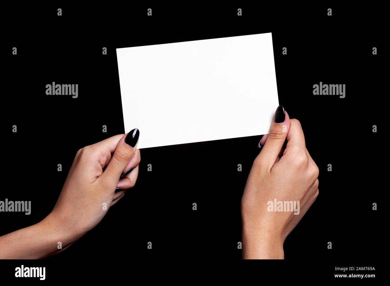 Frau Hand hält Leere Karte Isoliert Auf schwarzem Hintergrund Stockfoto