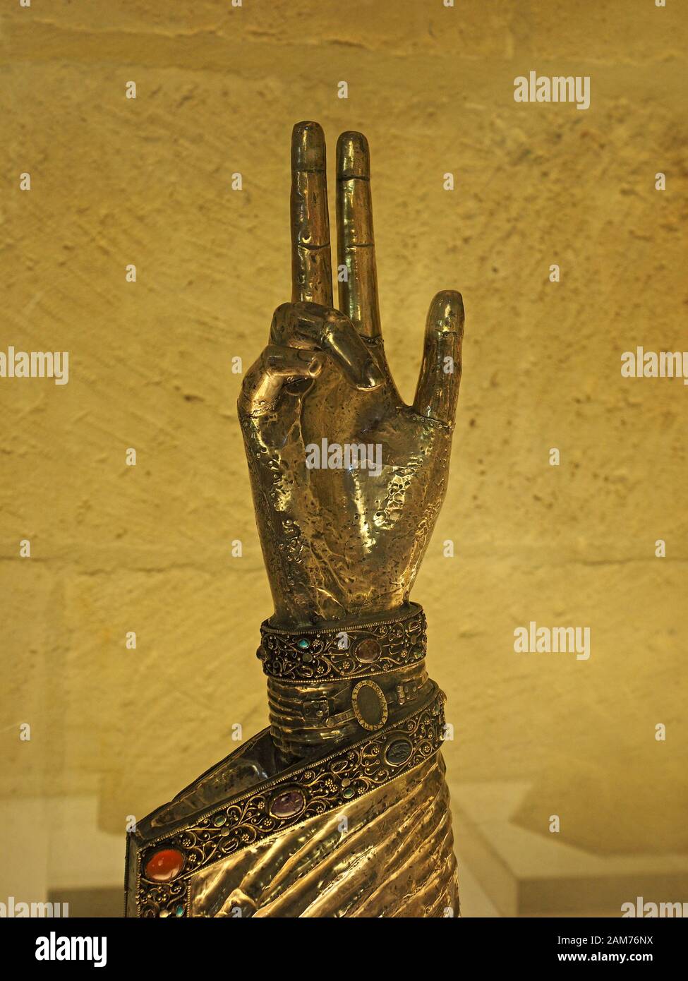 Silberner Reliquienarm von St. Thomas Becket im Museum der Kathedrale der Heiligen Maria von Burgos, in der Stadt Burgos im Baskenland in Nordspanien Stockfoto