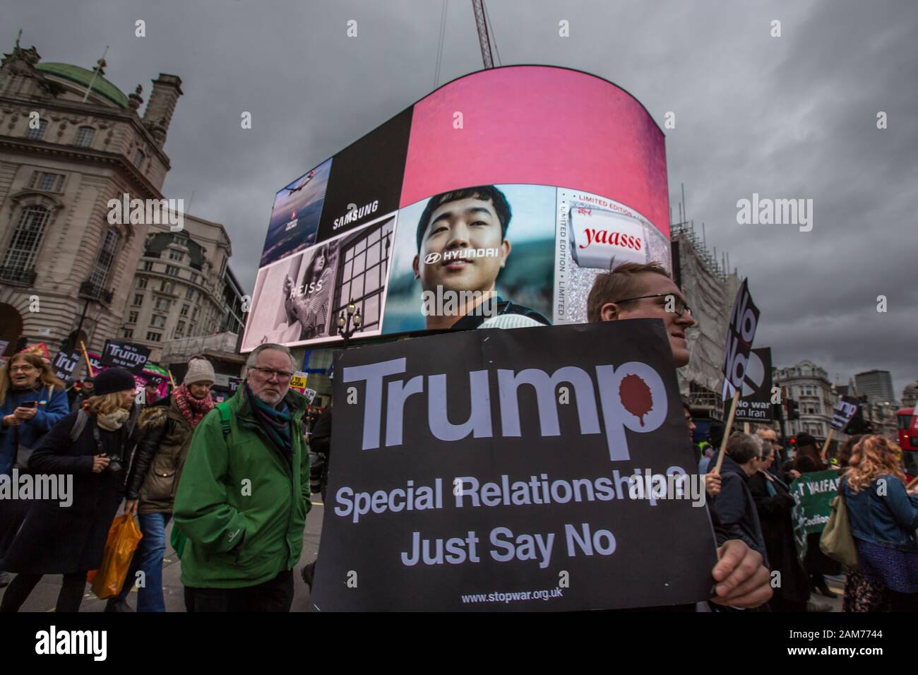 London, Großbritannien. 11. Januar, 2020. Nach der Ermordung von Qasim Soleimani in Bagdad von den USA und der zunehmenden Spannungen im Nahen Osten, Demonstranten marschierten durch die Londoner "kein Krieg gegen den Iran "Nachfrage", Truppen kein Krieg gegen den Irak und aus dem Irak". Sie sammelten in Trafalgar Square reden von einer Reihe von Menschen, darunter auch Jeremy Crobyn zu hören. Die Veranstaltung wurde gemeinsam von der Stoppt den Krieg Koalition und der Kampagne für Nukleare Abrüstung und ähnliche Veranstaltungen statt um Großbritannien organisiert worden. David Rowe/Alamy Leben Nachrichten. Stockfoto