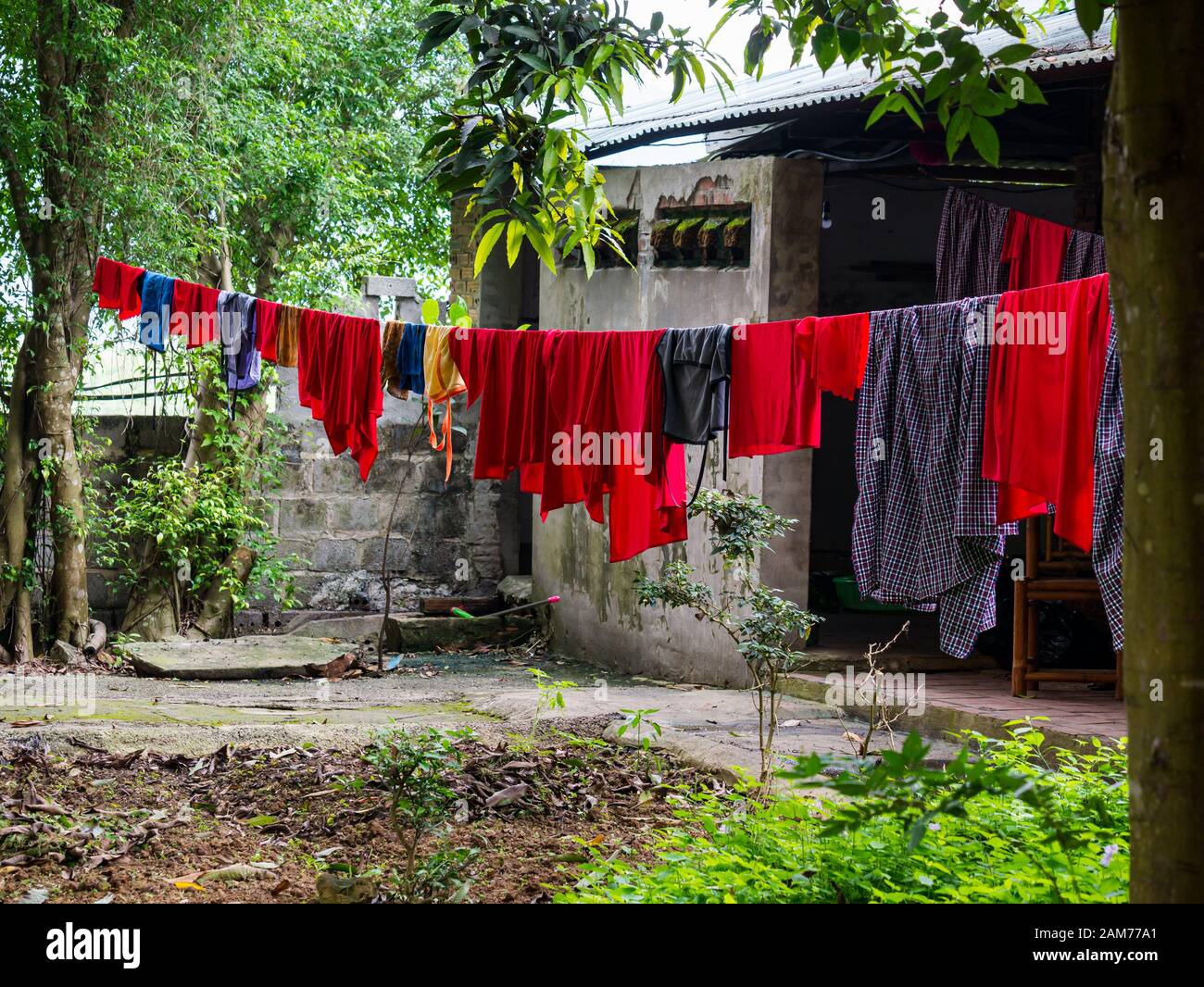 Bunte Wäsche, die im Freien, Dong Tham, Ninh Binh, Vietnam, Asien, verteilt wird Stockfoto