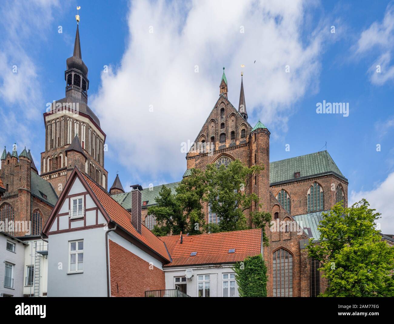 Die massive rote Ziegelsteinkirche aus St. Maria überragt die Häuser der Hansestadt Stralsund, Mecklenburg-Vorpommern Stockfoto