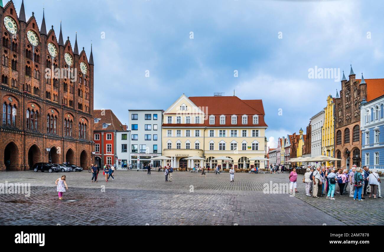 Der Alte Marktplatz von Stralsund mit Rathaus und Wulflamhaus, Haseatic Stadt Stralsund, Mecklenburg-Vorpommern, Deutschland Stockfoto