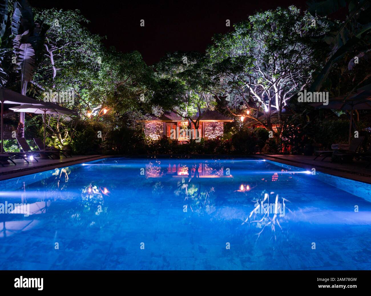 Swimmingpool im Freien mit nachts beleuchteten Spiegelungen im Wasser, Tam Coc Garden Resort, Ninh Binh, Vietnam, Asien Stockfoto