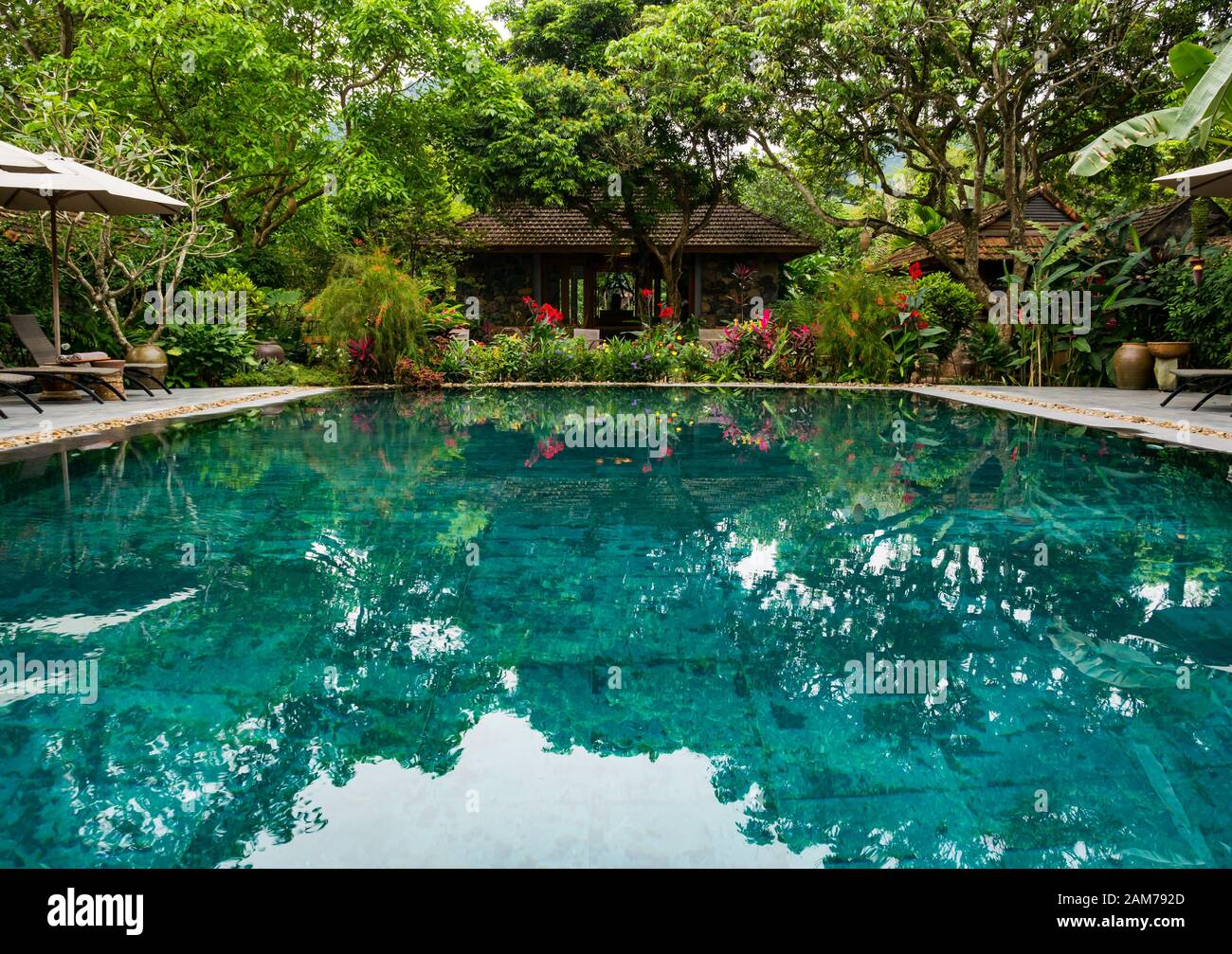Malerischer Außenpool im Blumengarten, Tam Coc Garden Resort, Ninh Binh, Vietnam, Asien Stockfoto