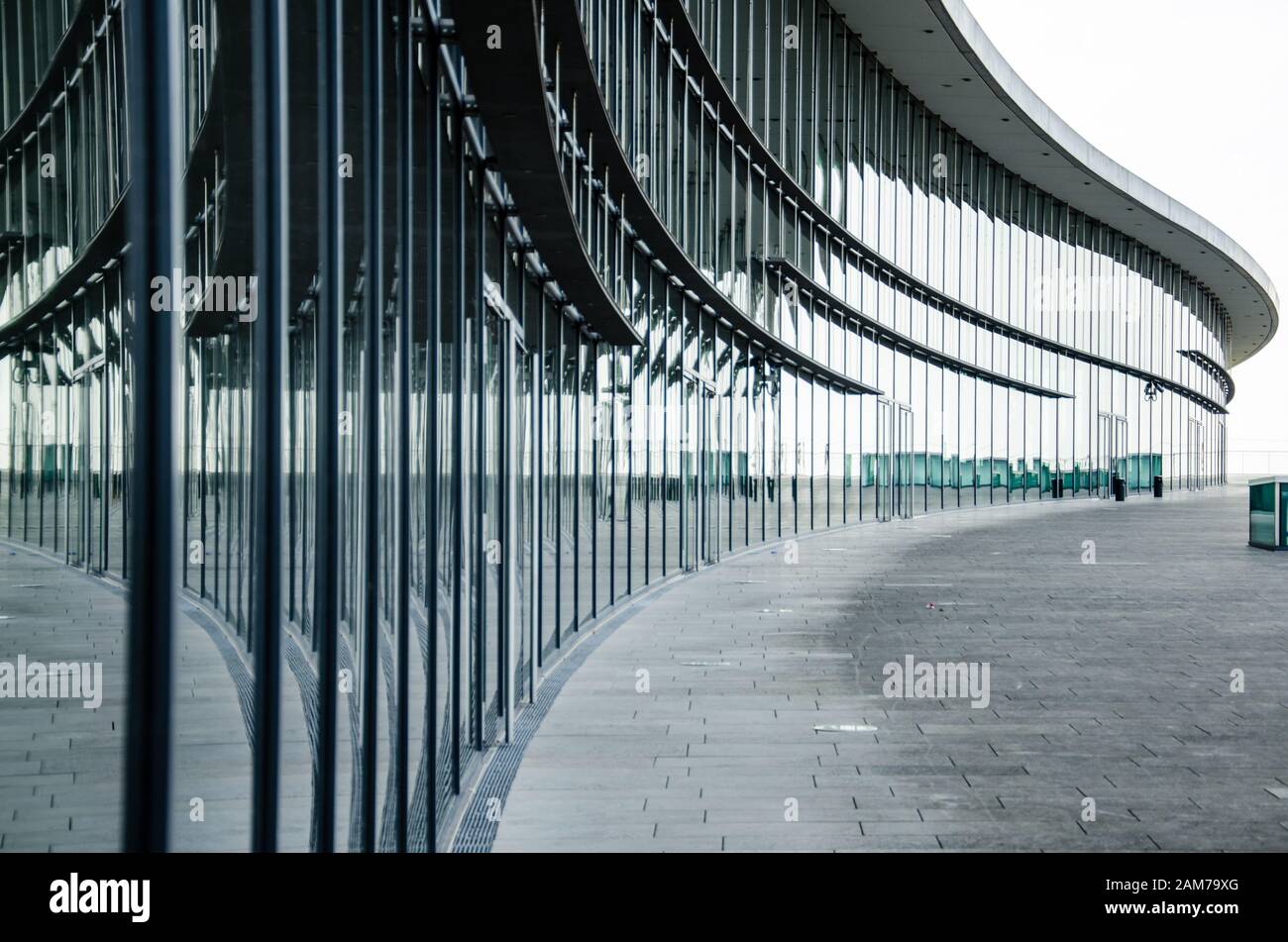 Reflektierende Glasfront des Internationalen Kongresszentrums Dresden Stockfoto