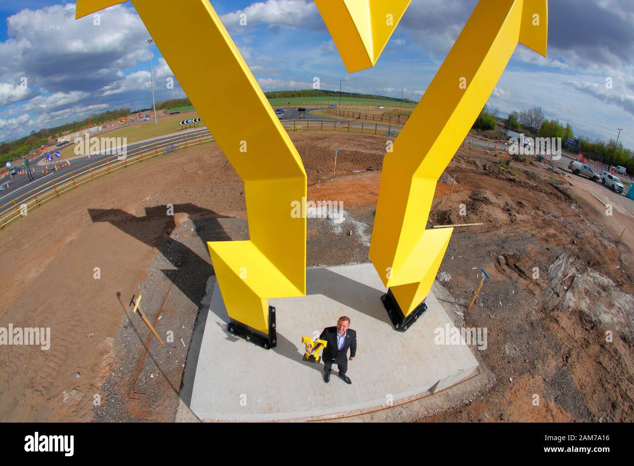 Willkommen Bei Sir Gary Verity, CEO von Yorkshire, bei der Installation der "Welcome To Yorkshire Y"-Skulptur, die sich an Der Papageien Corner in Doncaster befindet. Stockfoto