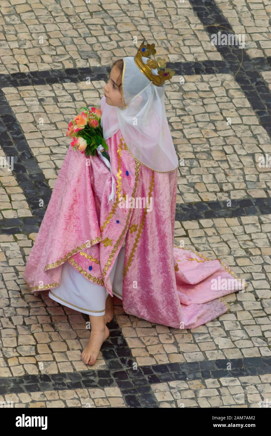 Coimbra, PORTUGAL - 10. Juli 2016 - Menschen in der Parade im Gedenken an den 500. Jahrestag der Königin von Coimbra Portugal Stockfoto