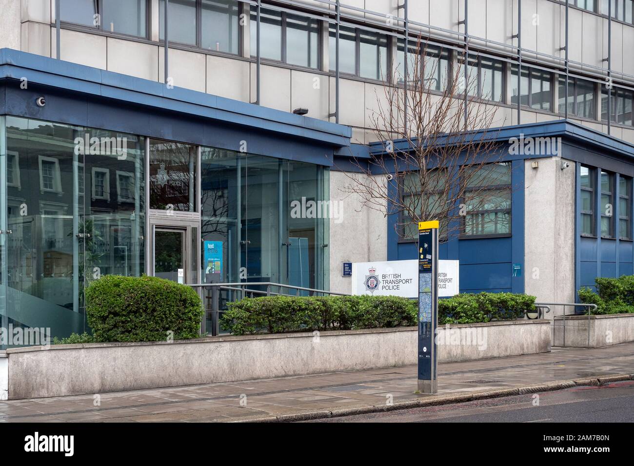 LONDON, Großbritannien - 27. APRIL 2019: Außenansicht des Hauptquartiers der britischen Verkehrspolizei in der Camden Road mit Schild Stockfoto