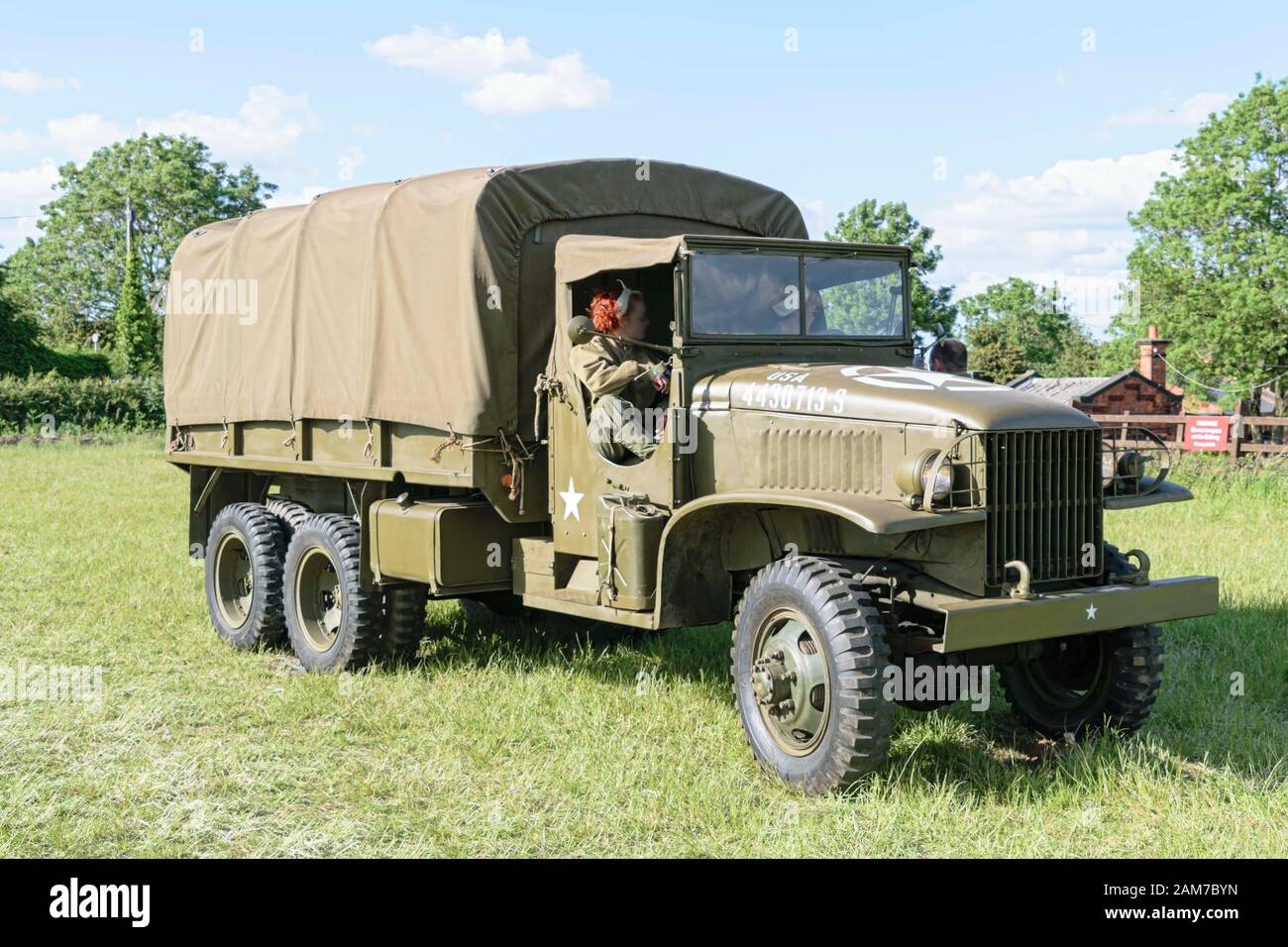 Großbritannien, Quorn - Juni 2015: Damen fahren einen alten Truppentransporter Stockfoto
