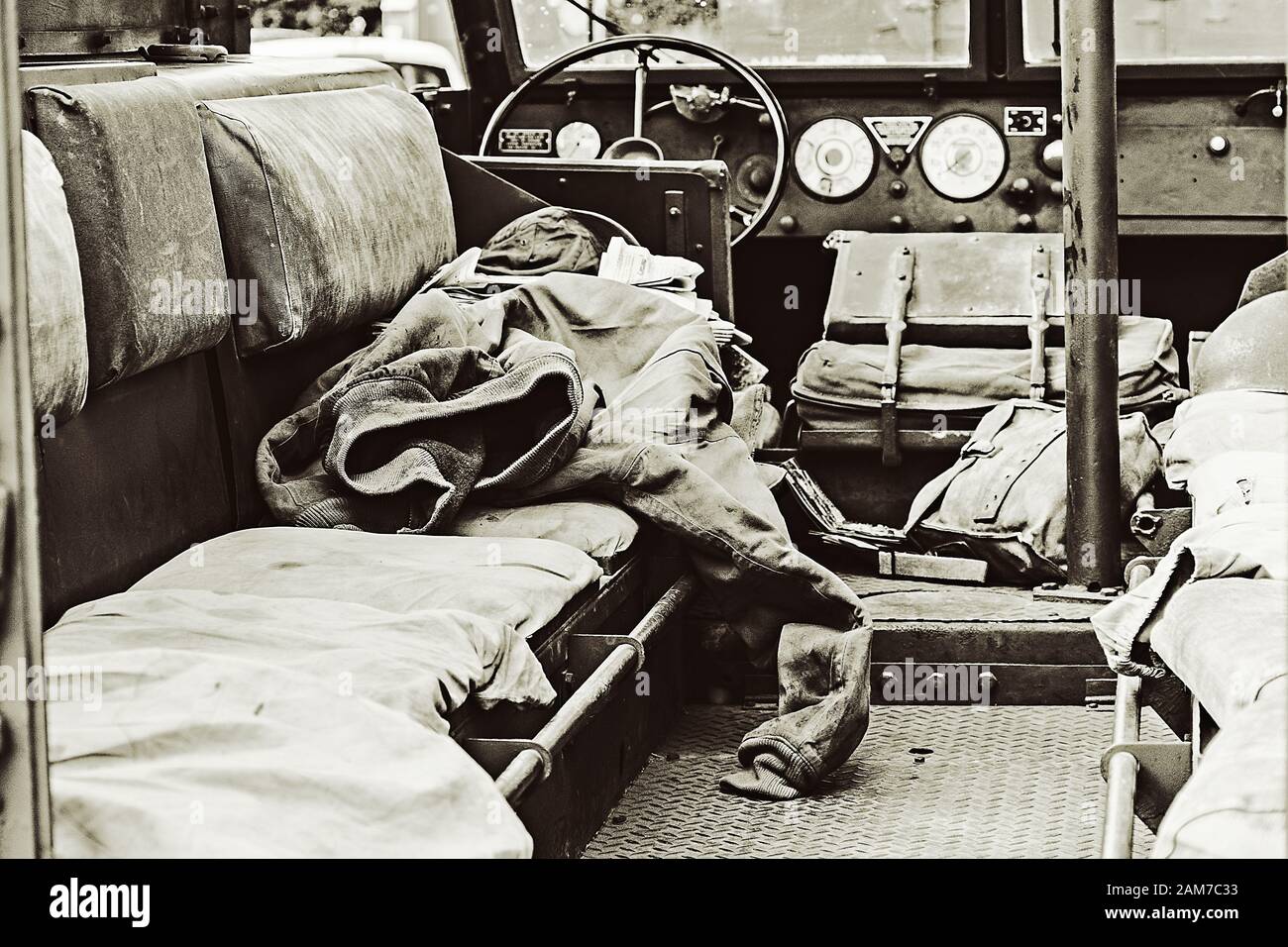 Großbritannien, Quorn - Juni 2015: Interieur des alten Kriegsheimtruppenträgers - B&W Stockfoto