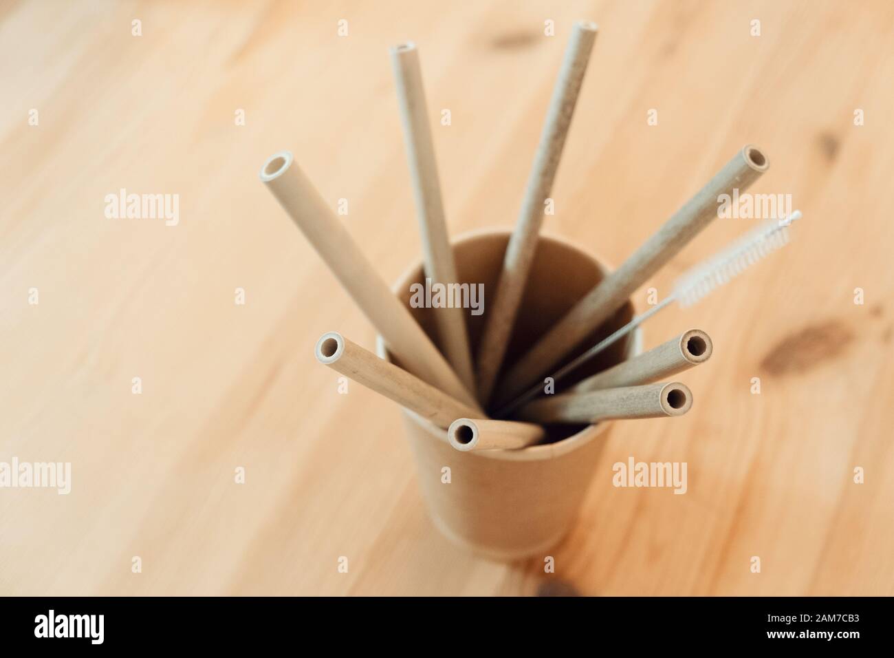 Ökologische Bambushalme für Trinkwasser sagen Nein zu Kunststoff-Null-Abfallkonzept Stockfoto