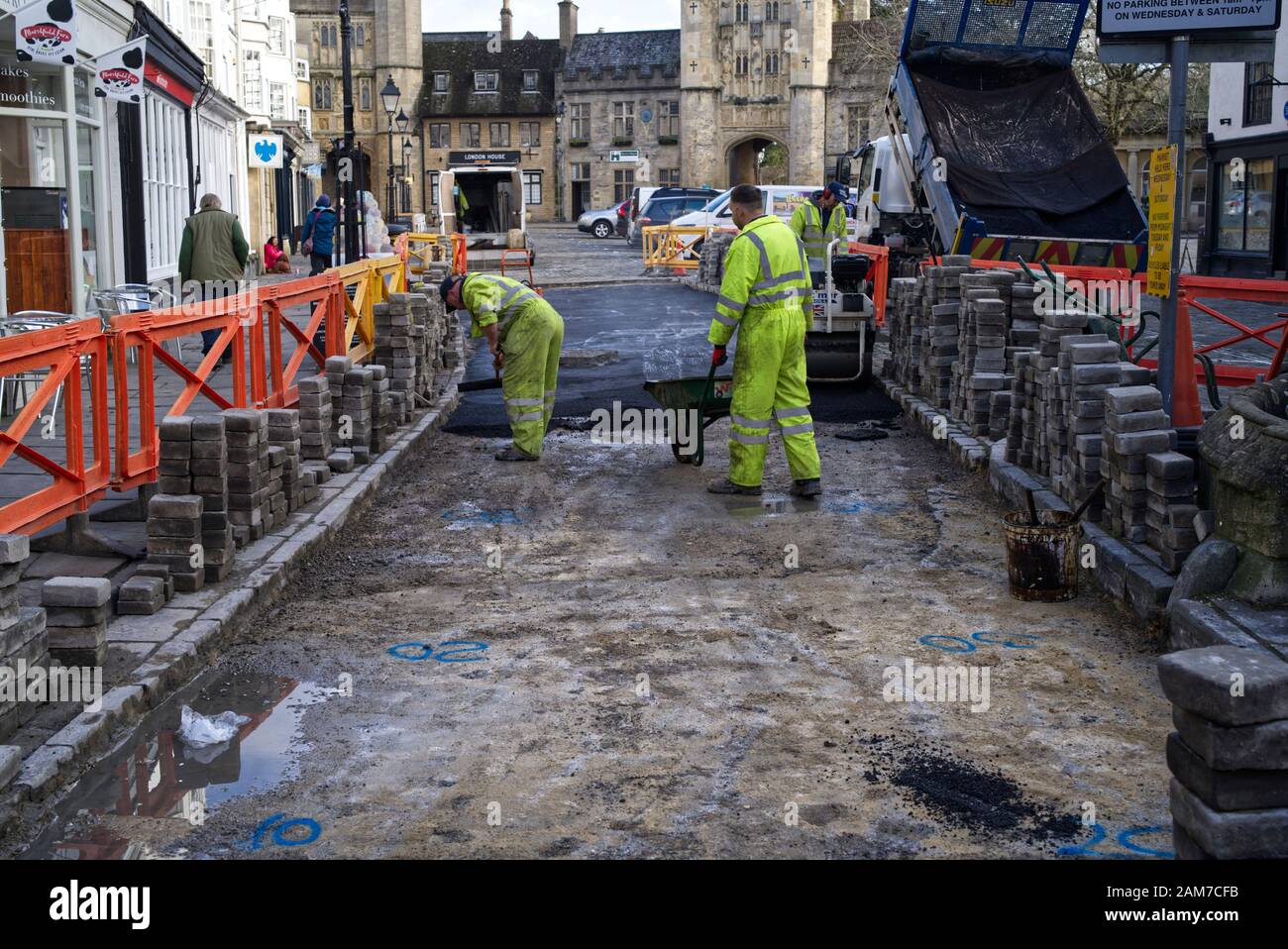 Unterhaltung der Straßen hinzufügen Schicht Asphalt asphaltiert Brunnen Marktplatz Stockfoto