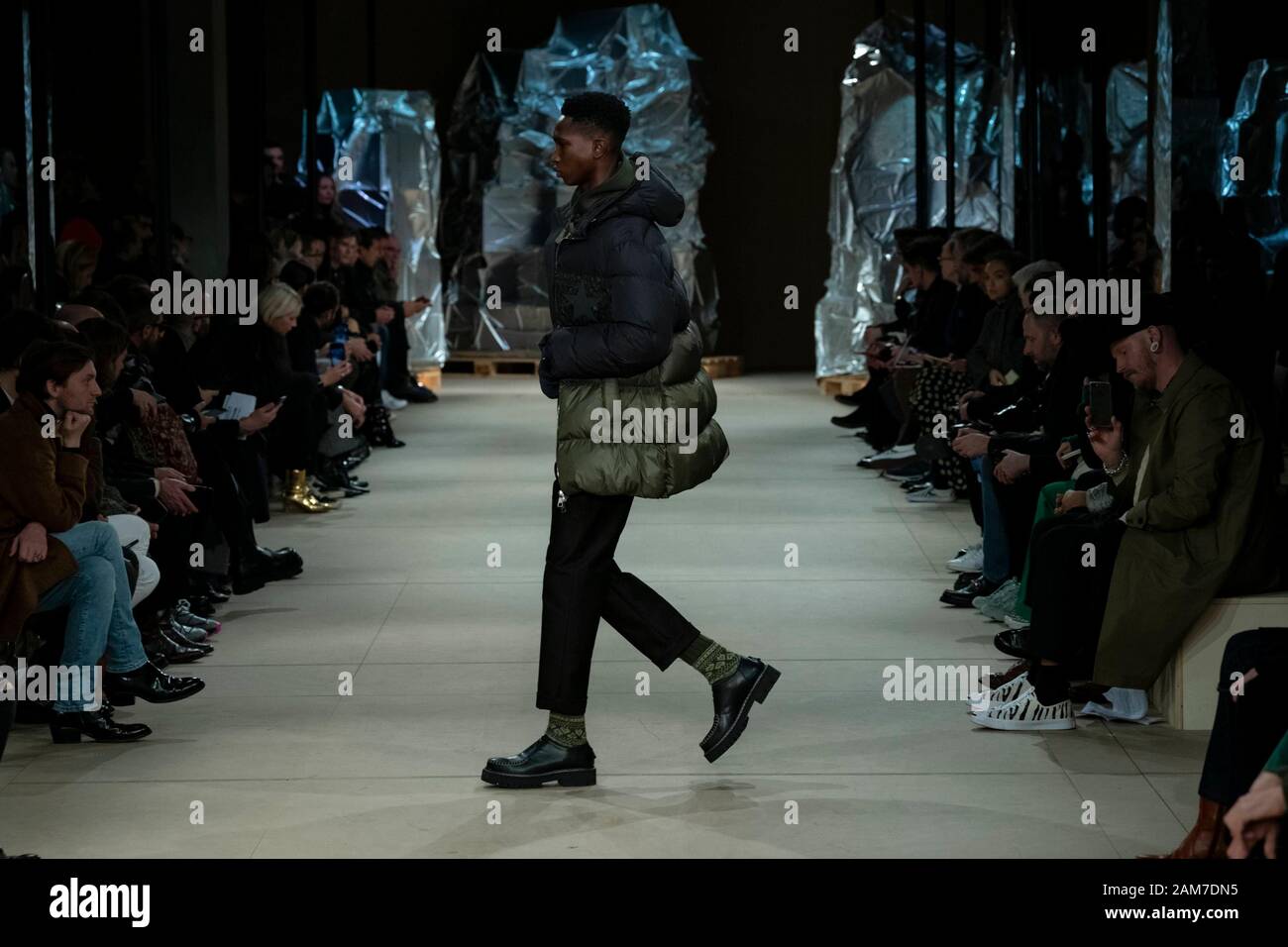 Mailand, Italien. 11 Jan, 2020. NEIL BARRETT Herbst/Winter 2020/2021 Start- und Landebahn in Mailand auf der Modewoche Männer" Januar 2020 - Mailand, Italien 11/01/2020 | Verwendung der weltweiten Kredit: dpa/Alamy leben Nachrichten Stockfoto