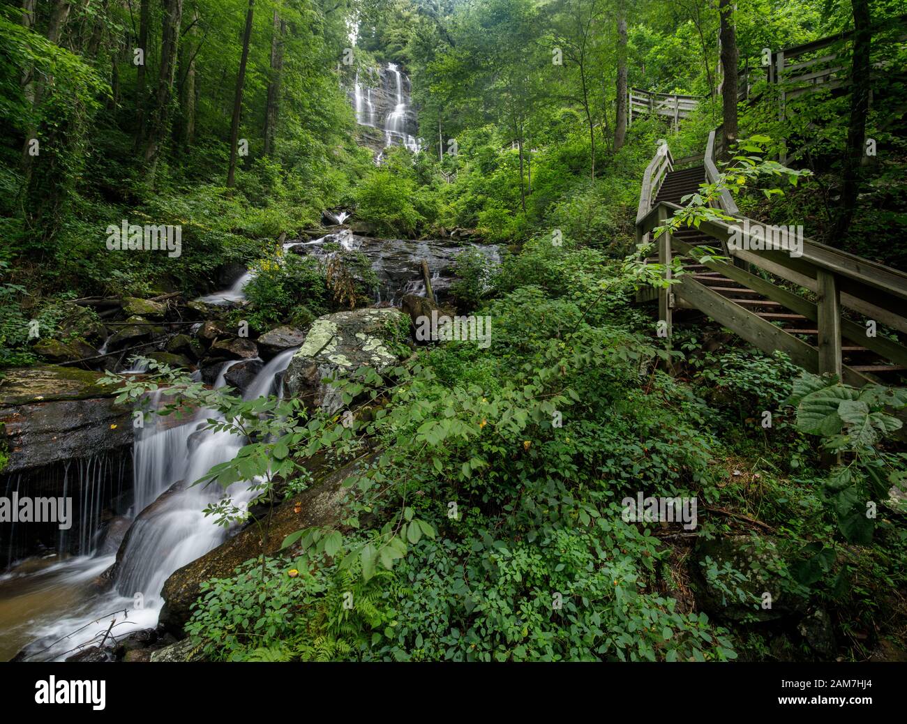 Amicalola Falls, Chattahoochee National Forest. Amicalola Creek fällt über die Amicalola Falls neben den Treppenhäusern, die zum Gipfel des Falls führen. Am Stockfoto