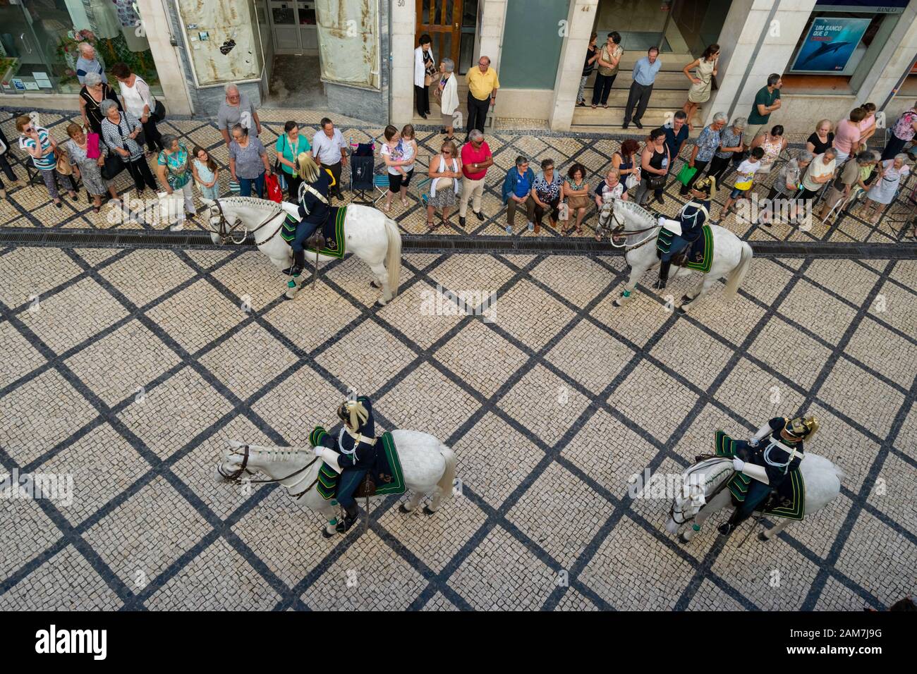 Coimbra, PORTUGAL - 10. Juli 2016 - Menschen in der Parade im Gedenken an den 500. Jahrestag der Königin von Coimbra Portugal Stockfoto