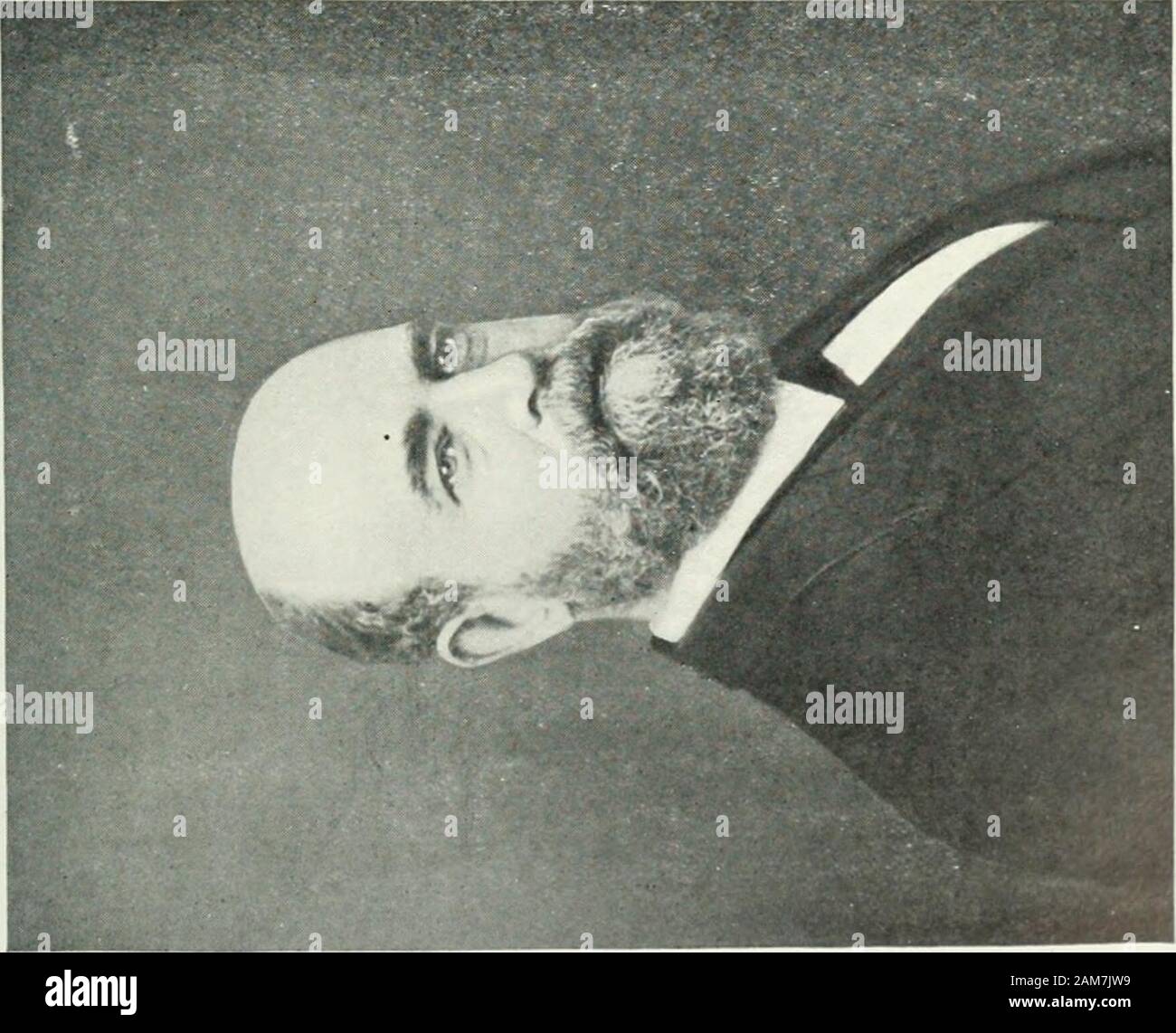 George Bernard Shaw, sein Leben und seine Werke; eine kritische Biographie (autorisiert). u u e OS J; o g w Q O> M: 0 2: der Fabian Society gingen hin und taten, und dann festgestellt, wie er einmal sagte, dass hisadvisers waren begeistert, als sie es selbst nicht gelesen hatten. Es war dann auch nur in der französischen Version am BritishMuseum. William Archer hat bezeugt die Diligence withwhich Shaw Marxs großartige Arbeit studiert; er fing seinen firstglimpse der Shaw im Britischen Museum Bibliothek, wo ein junger Mann von tawny Teint und Kleidung Studium abwechselnd - henoticed, wenn nicht gleichzeitig - das Kapital, und eine Stockfoto