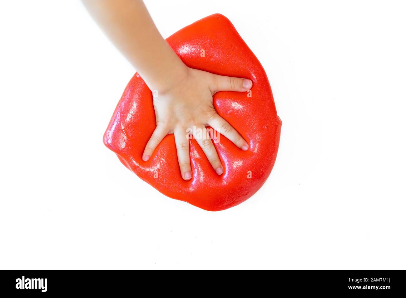 Kid spielt roten Glitter Slime mit Hand auf weißem Hintergrund Stockfoto