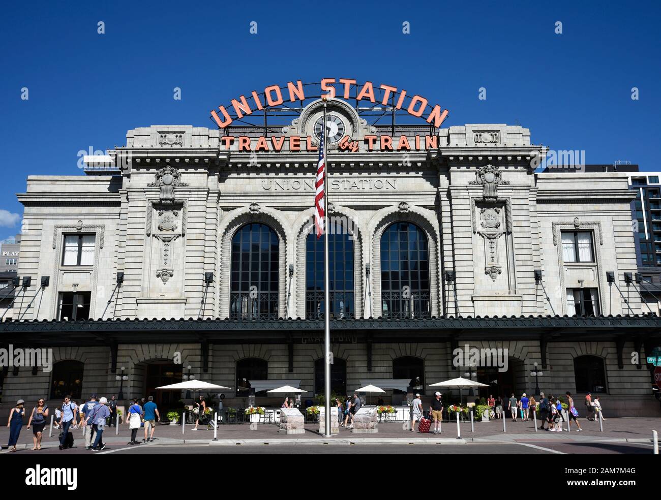 Die historische Union Station in der Innenstadt von Denver, Colorado, ist ein vielbefahrene Verkehrsknotenpunkt mit Zug-, Amtrak-, Stadtbahn- und Busverkehr Stockfoto