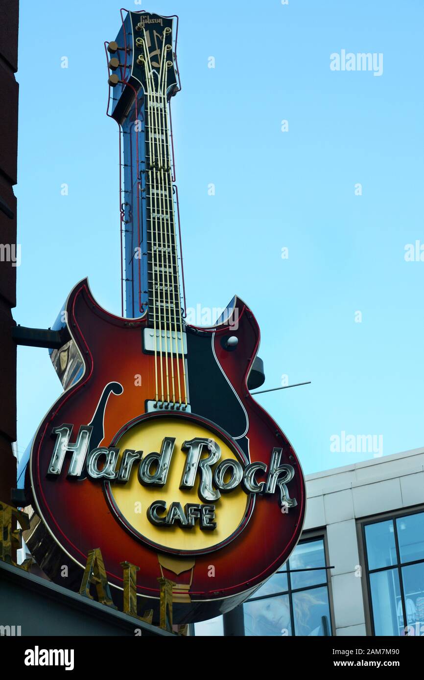 Ein Schild in Form einer Gibson-Gitarre hängt über dem Eingang zu einem Hard Rock Cafe in der Innenstadt von Denver, Colorado USA Stockfoto