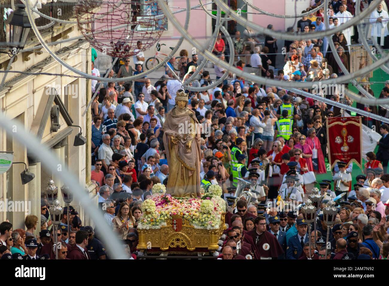 Coimbra, PORTUGAL - 10. Juli 2016 - Menschen in der Parade im Gedenken an den 500. Jahrestag der Königin von Coimbra Portugal Stockfoto