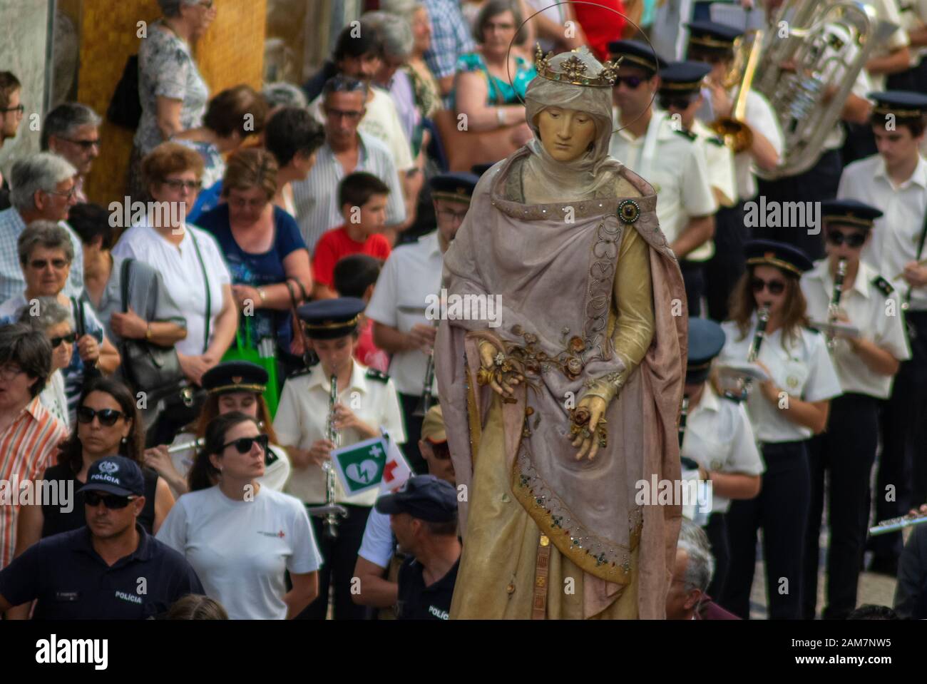 Coimbra, PORTUGAL - 10. Juli 2016 - Menschen in der Parade im Gedenken an den 500. Jahrestag der Königin von Coimbra Portugal Stockfoto