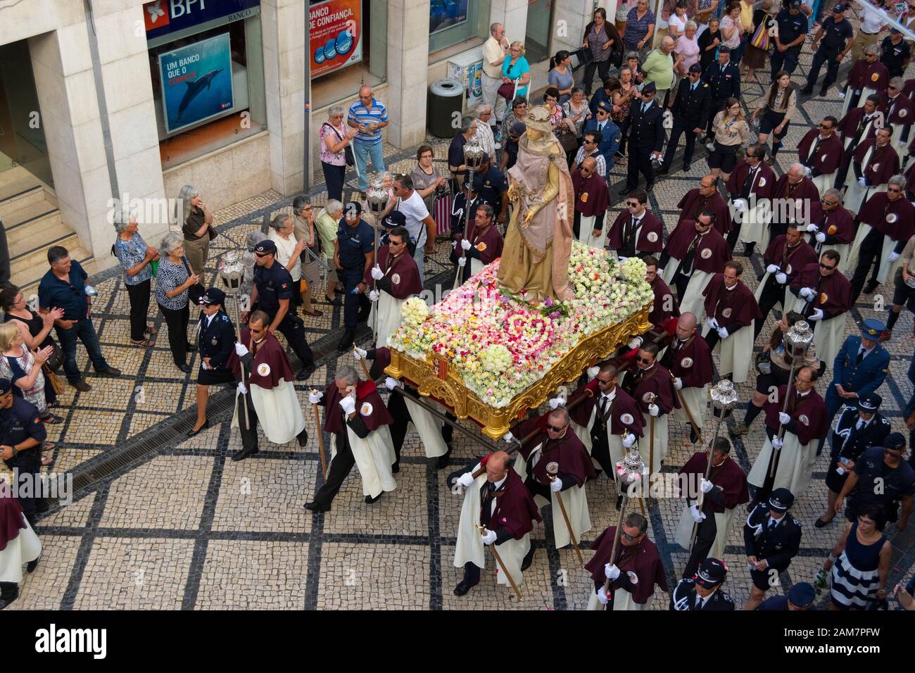 Coimbra, PORTUGAL - 10. Juli 2016 - Menschen in der Parade im Gedenken an den 500. Jahrestag der Königin von Coimbra Portugal Stockfoto