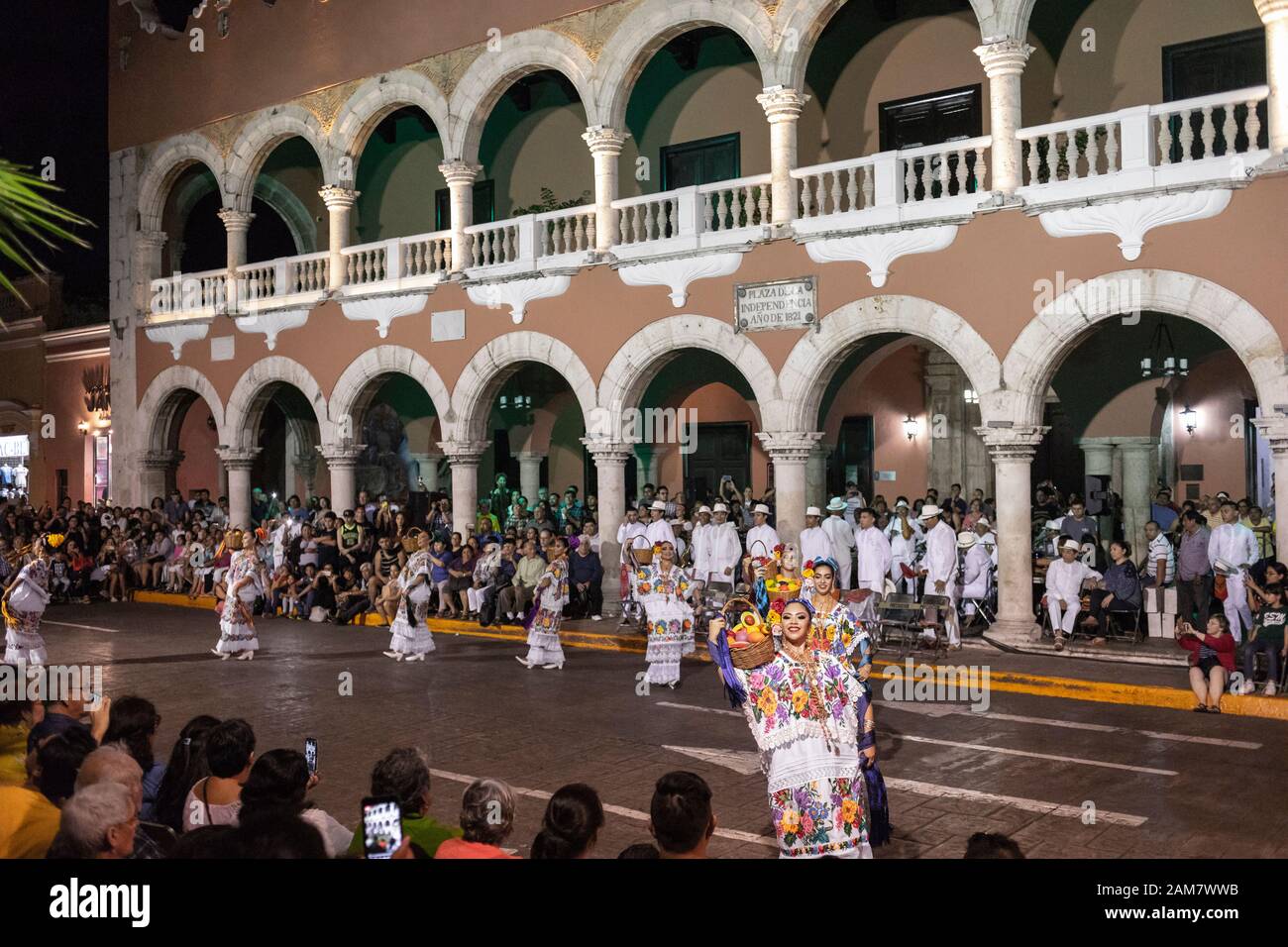 Lokale Künstler tanzen jeden Montagabend in Merida, Yucatan, Mexiko, die Danza Vaqueria vor dem Palacio Municipal. Stockfoto