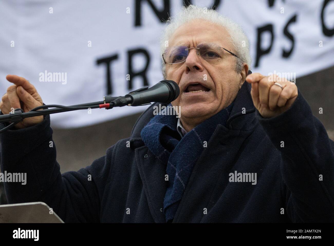 London, Großbritannien. 11. Januar, 2020. Sami Ramadani Adressen der kein Krieg gegen den Iran Demonstration in Trafalgar Square organisiert von Stoppt den Krieg Koalition und der Kampagne für Nukleare Abrüstung zu Aufruf zur Deeskalation im Nahen Osten nach der Ermordung durch die Vereinigten Staaten von iranischen Allgemeine Qassem Soleimani und der anschließenden Iranischen Raketenangriff auf US-Basen im Irak. Credit: Mark Kerrison/Alamy leben Nachrichten Stockfoto