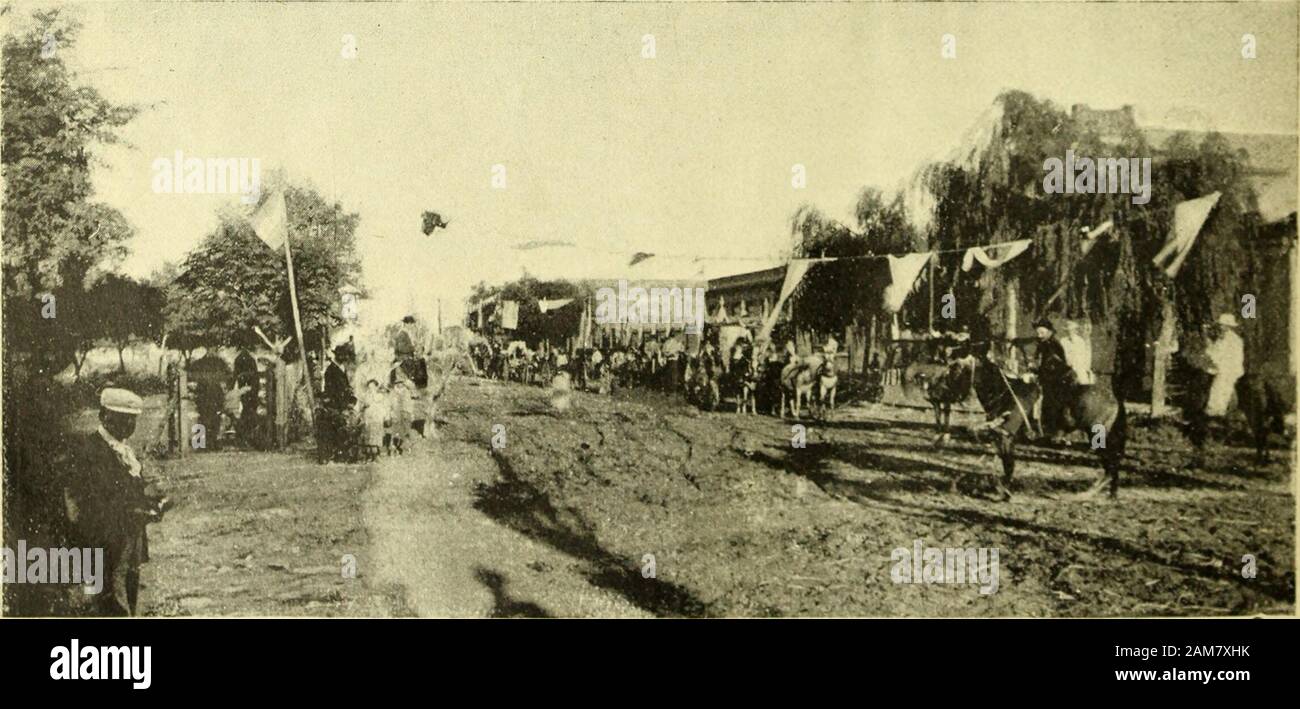 La Mujer. La Marina^ Nacional" en el Hall de< La Prensa" Er aquí los Premios obtenidos por esta comparsa: Corso Cabildo (Belgrano), Gran Premio de Ehren; corso Entre Ríos, Gran Premio;<: orso Suárez, Gran pre. especial Nio, Corso Suárez Independiente, Gran Premio de Ho - noch; corso Perü, primer Gran Premio; corso Moreno, Primer Premio especial; Corso]) Uen Orden, Primer Premio; "La Prensa", medalla Oro y Plata; corso Brasil, Premio es-l^ ecial; corso Belgrano, Premio especial; corso Defensa, Primer Premio; artística tar-.] (íta obsequiada por los Socios y Spinetti Locatelli; artística Corona de Stockfoto