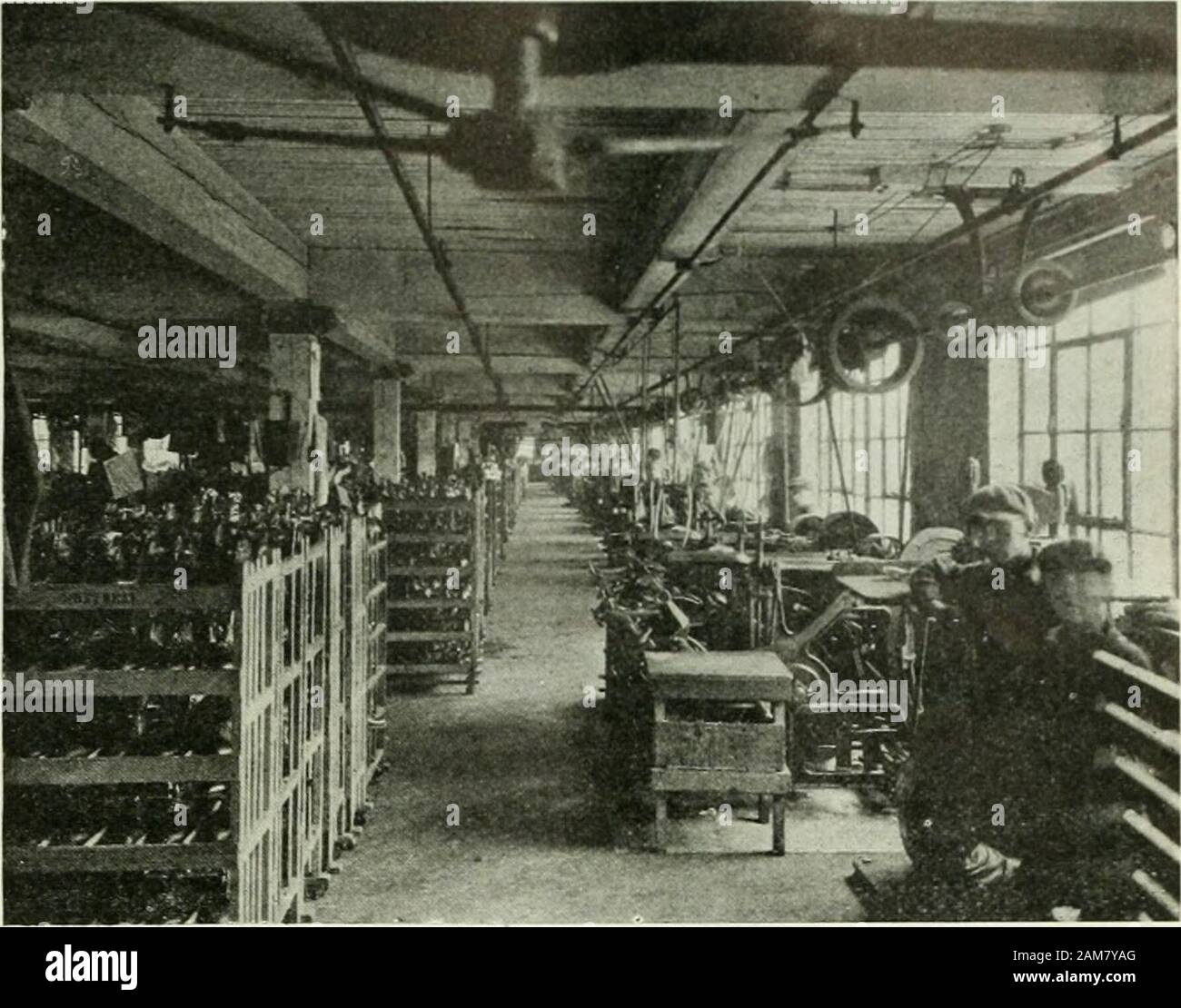 Elektrische Nachrichten und Engineering. Sohle Leder Abteilung haben wir nun das Oberteil ziemlich in die makingrdiini gesehen haben. Die ganze Zeit die Sohlen und anderen Teilen der shoesare lieing Bereit fur die Endmontage von verschiedenen Prozessen. Im Fall von Sohlen diese sind etwas wie folgt: (1) Schnitt durch stirbt oder auf Rundung Maschine zu gestalten. (2) angezogen und Walzmaschinen gerichtet. (31 einheitliche Dicke in splitting Maschine reduziert. Der innere Sohle und Laufsohle praktisch identische Verfahren unterzogen. Die tcnilency ist diese machinesand Laufwerk von einem Motor der Gruppe, eine Tatsache, die zeigt Stockfoto