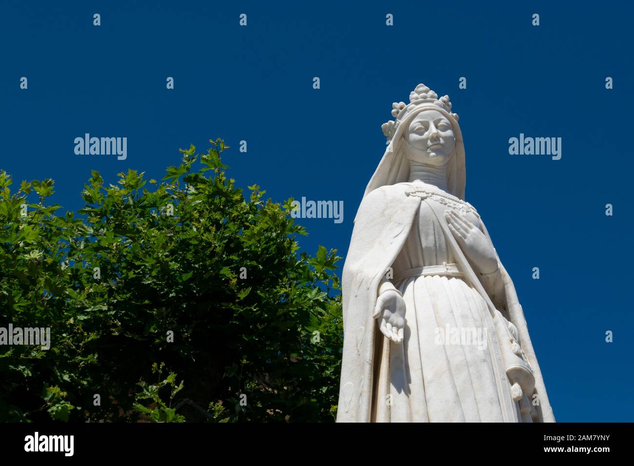 Statue der Königin Sankt Isabel vor dem Kloster St Clara-a-Nova in Coimbra Portugal Stockfoto