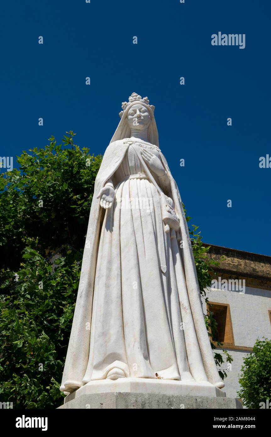 Statue der Königin Sankt Isabel vor dem Kloster St Clara-a-Nova in Coimbra Portugal Stockfoto